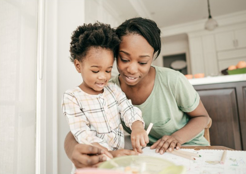 Child drawing with parent_9