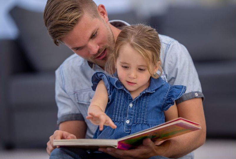 Parent and child reading book_6